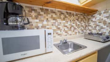 Micro-ondes, plaque de cuisson, cafetiĂšre/bouilloire, grille-pain