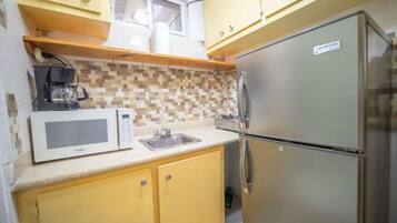 Microondas, parrilla de estufa, cafetera y tetera y tostadora