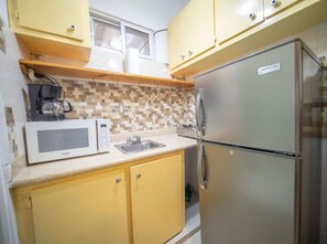 Microondas, parrilla de estufa, cafetera y tetera y tostadora