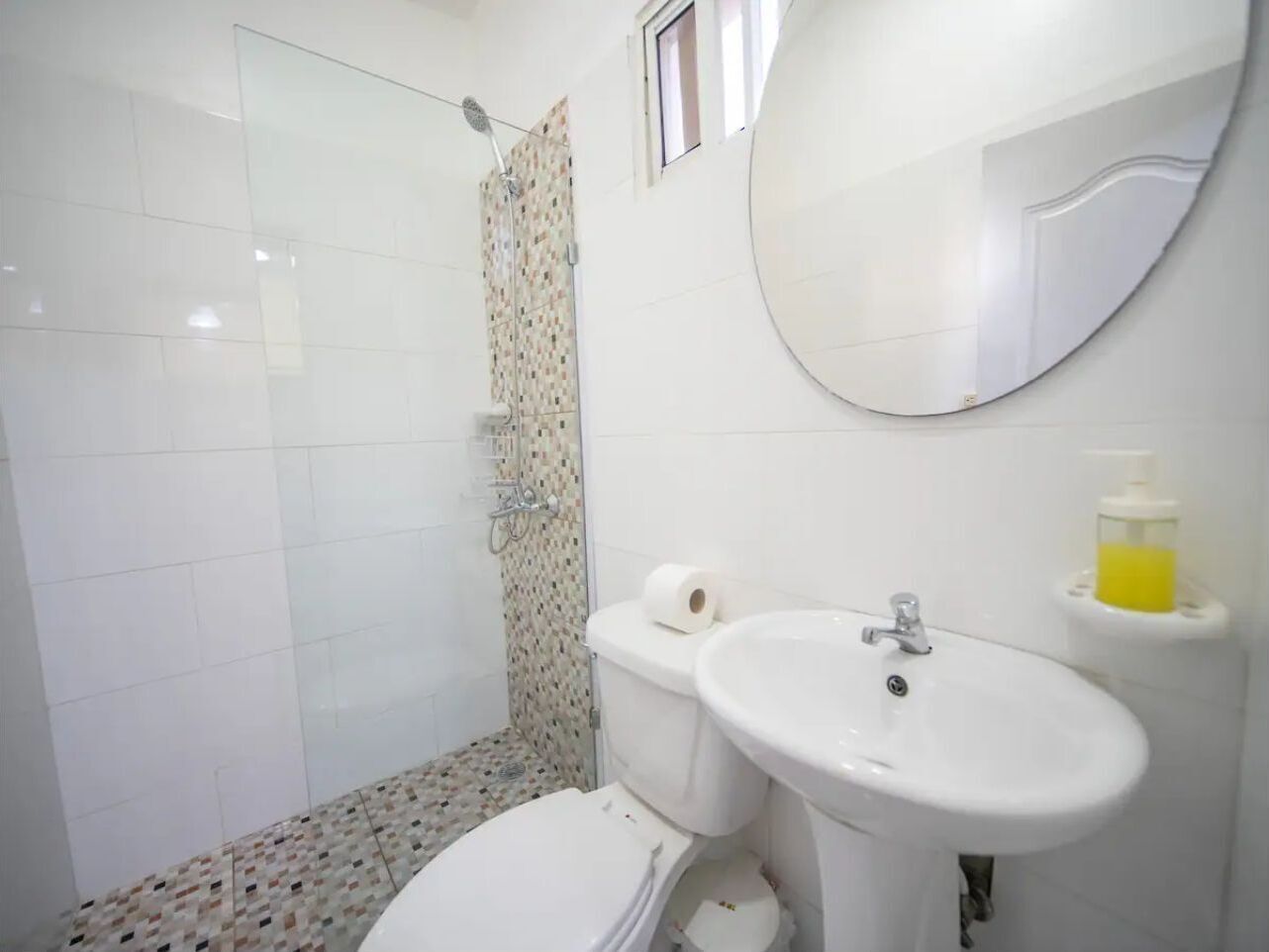 Douche, serviettes fournies, savon, papier toilette