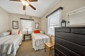 2 عدّة غرف نوم ومكواة/لوح كي وواي فاي وملاءات أسرّة