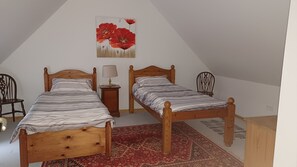 3 makuuhuonetta, silitysrauta/-lauta, ilmainen Wi-Fi, vuodevaatteet