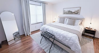 Beckwith Bungalow - Mins from Downtown & Local Favorites, Updated, Modern