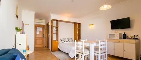 Iron/ironing board, internet, bed sheets