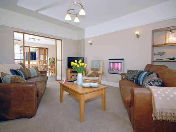 Living area - 3 bedroom accommodation in Aberaeron (Aberaeron)