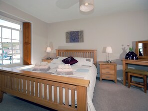 3 bedrooms, free WiFi, bed sheets - 3 bedroom accommodation in Aberaeron (Aberaeron)