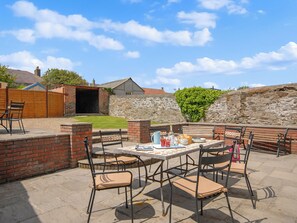Outdoor dining - 3 bedroom accommodation in Aberaeron (Aberaeron)