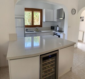 Jääkaappi, mikroaaltouuni, uuni, liesi