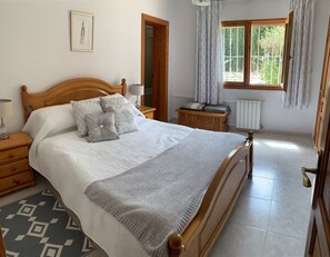 3 makuuhuonetta, silitysrauta/-lauta, vauvan matkasänky, Wi-Fi