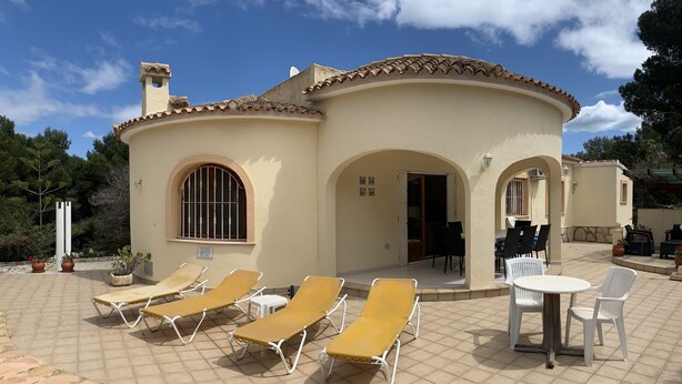 A villa with a swimming pool, outdoor seating, and a covered patio area. - FAMILY VILLA WITH POOL NEAR MORAIRA (Teulada)