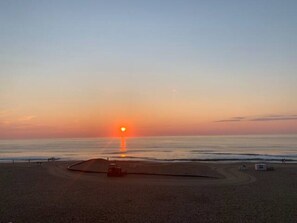On the beach - Oceanfront Apartment - Beach Quarters (Virginia Beach)