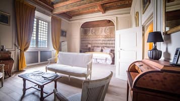 家庭四人房 (Suite Marquis de Rochefort d'Ally) | 高級寢具、迷你吧、房內夾萬、獨特裝修