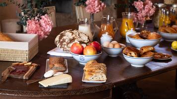 Daily continental breakfast (EUR 25 per person)