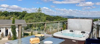 3 bedroom accommodation in Newton Abbot