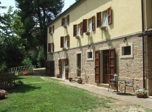 Outdoor dining - ROOM IN THE QUIETNESS OF THE CAMPAIGN (Marche)
