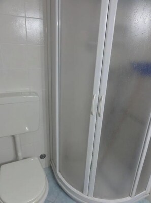 Dusche, Bidet, Handtücher, Seife