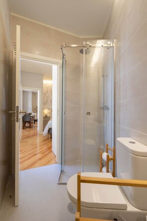 Shower, hair dryer, towels, shampoo - Enchanting Design Flat | Ace Location by HostWise (Porto)