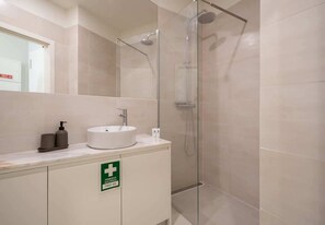 Shower, hair dryer, towels, shampoo - Enchanting Design Flat | Ace Location by HostWise (Porto)