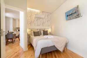 2 slaapkamers, een strijkplank/strijkijzer, wifi, beddengoed