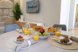 Dining - Enchanting Design Flat | Ace Location by HostWise (Porto)
