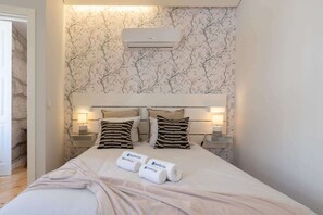 2 bedrooms, iron/ironing board, travel cot, WiFi - Enchanting Design Flat | Ace Location by HostWise (Porto)