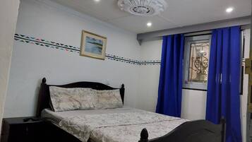 2 habitaciones y tabla de planchar con plancha