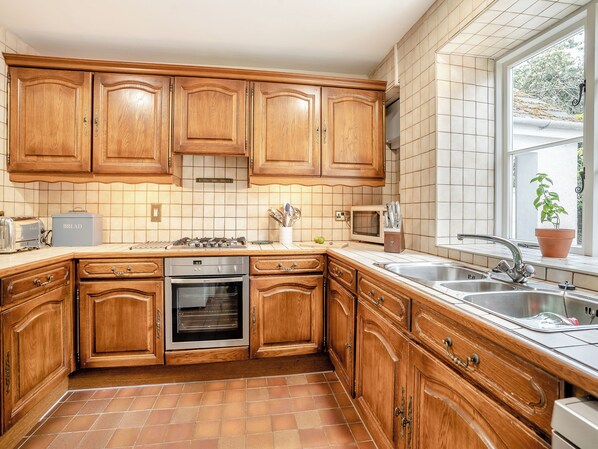 Lavavajillas y trona infantil