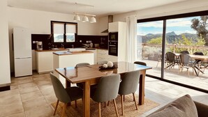 Una cocina moderna con comedor y vistas a la montaña.