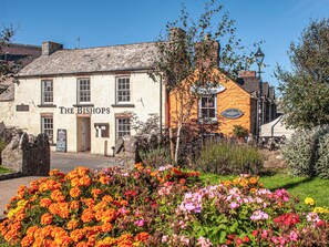 Exterior - 6 bedroom accommodation in Whitesands (Whitesands)