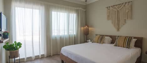 Habitación Deluxe, patio, vistas al mar | 2 dormitorios, minibar, caja fuerte y cortinas opacas