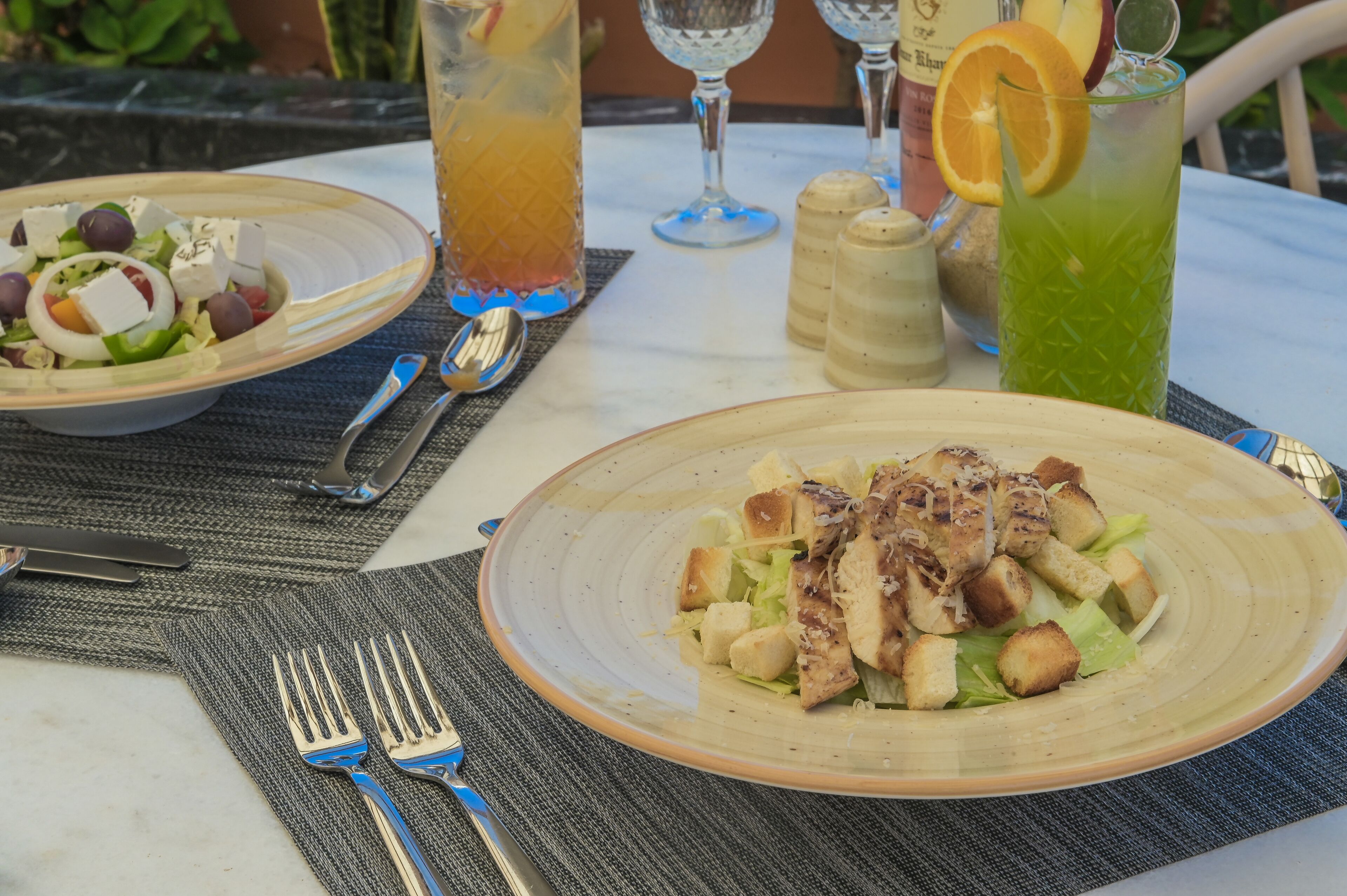 Café da manhã continental todos os dias (USD 10 por pessoa) 