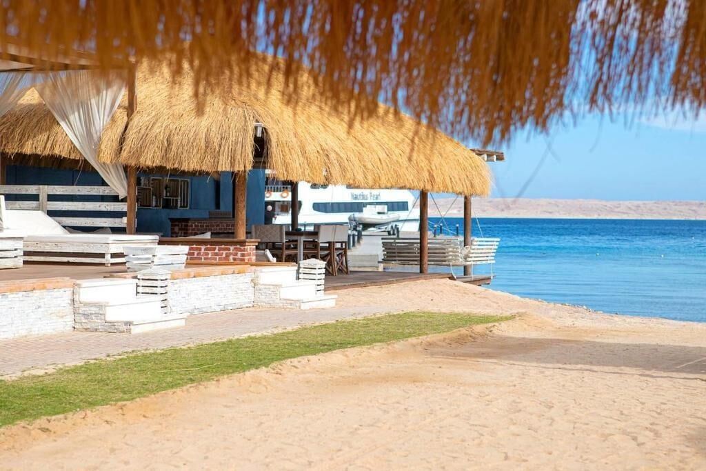 Beach nearby, sun-loungers, beach umbrellas, beach towels