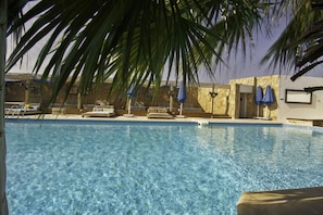 Piscine extérieure, parasols de plage, chaises longues
