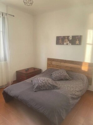 2 slaapkamers, een strijkplank/strijkijzer, reisbedje, beddengoed