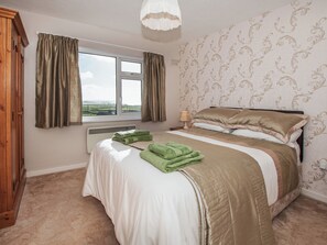 3 bedrooms, free WiFi, bed sheets - 3 bedroom accommodation in Aberdaron (Aberdaron)
