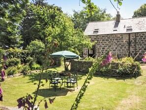 Outdoor dining - Bwthyn Stabal-QC1199 (Criccieth)