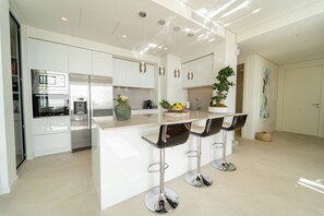 Micro-ondes, four, plaque de cuisson, lave-vaisselle