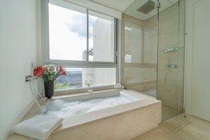 Badewanne, Haartrockner, Handtücher