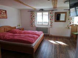 Classic Double Room, Private Bathroom (Klatschmohnzimmer)