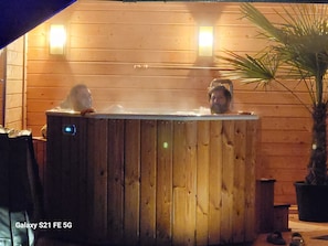 Sauna, hot tub