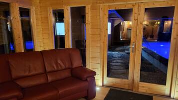 Hot tub, steam room