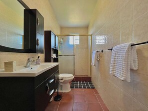 A bathroom with a sink, toilet, and shower. - Pancho's Paradise (Canóvanas)