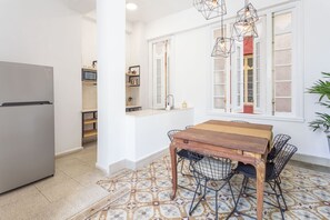 Deluxe Apartment | Dining room