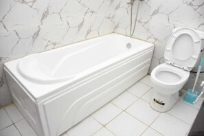 Ducha y bañera combinadas, toallas, jabón y papel higiénico