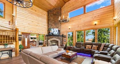LUXURIOUS NEW CABIN- Heated Pool-Mini Golf-Sauna-View-Theater-BBQ-Great Reviews