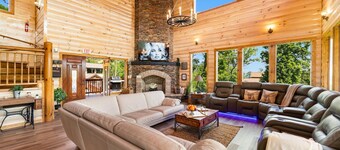 LUXURIOUS NEW CABIN- Heated Pool-Mini Golf-Sauna-View-Theater-BBQ-Great Reviews