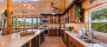 LUXURIOUS NEW CABIN- Heated Pool-Mini Golf-Sauna-View-Theater-BBQ-Great Reviews