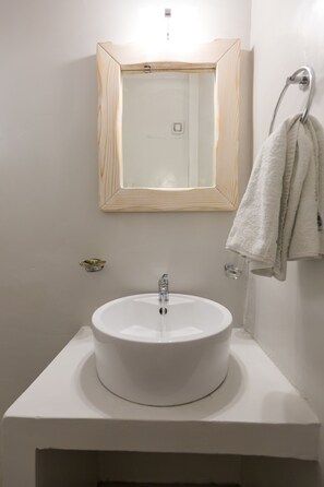 淋浴/盆浴组合、吹风机、毛巾、肥皂