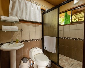 Dusj, håndklær, såpe og sjampo