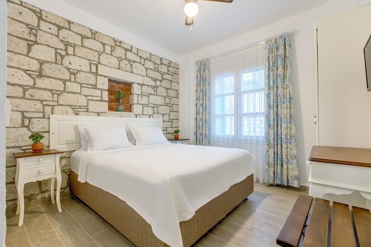 Habitación estándar con 1 cama matrimonial o 2 individuales | Ropa de cama hipoalergénica y minibar